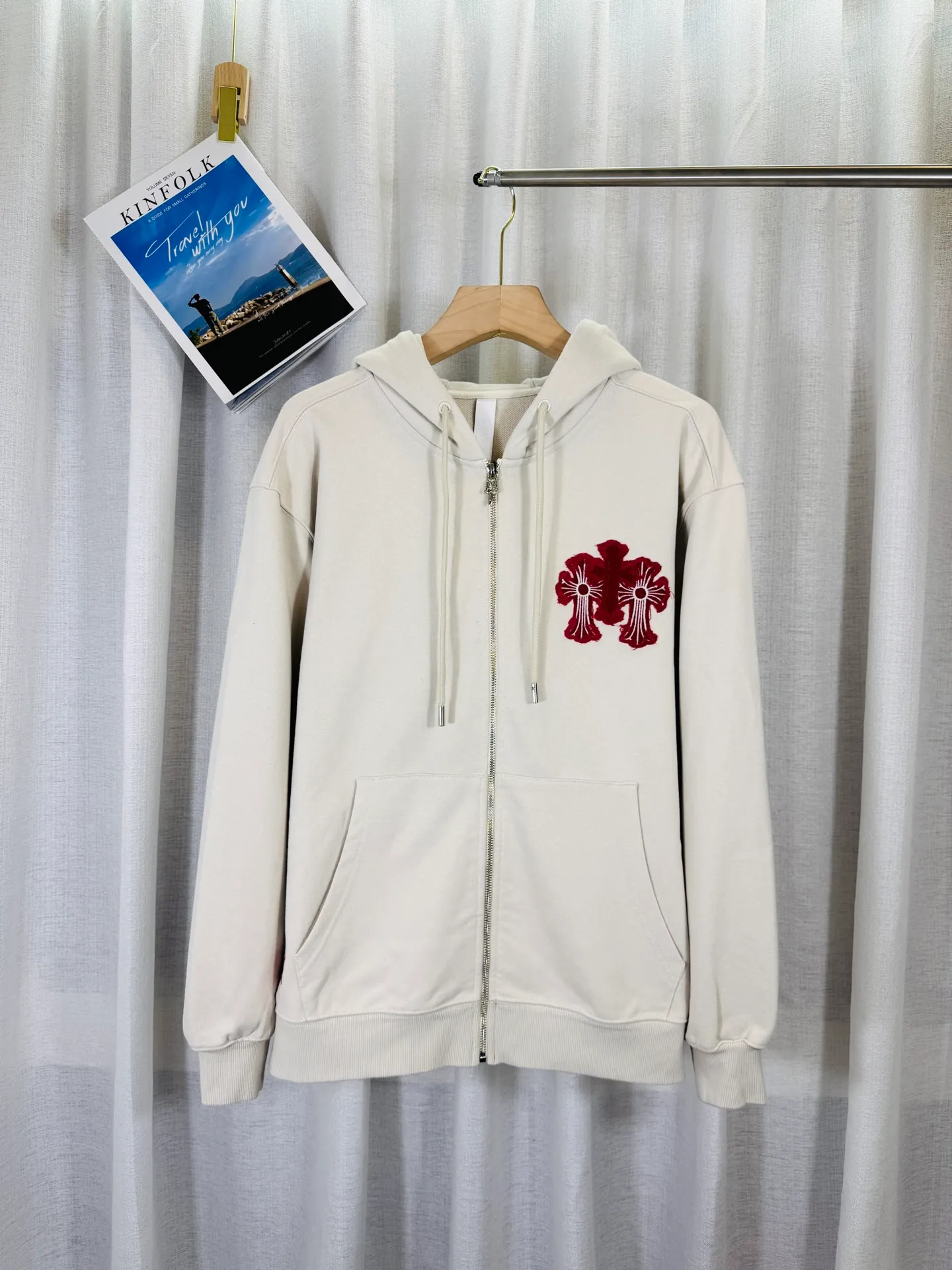 P340 top version, real shot without P, ​​different from market currency) 𝗖𝗵𝗿𝗼𝗺𝗲 𝗛𝗲𝗮𝗿𝘁𝘀/Cro Heart 2025 washed and burned flower patch embroidered autumn and winter new original single counter American patchwork 3D three-dimensional patch couple casual cardigan sweatshirt 👑The highest version! Customized fabric 480g tripe terry fabric! American acid-washed and distressed original fabric, laser burning + patch embroidery, exquisite embroidery of letters! The best-selling model in the counter, very comfortable to wear. Accessories: original molded and authenticated collar label➕100% silk wash label. Genuine purchase-grade original hangtag➕matching hanging rope➕3D hanging beads➕original packaging bag. Craftsmanship: The original version has consistent wiring! The highest version of the armhole matching technique! Color: Black Apricot Size: S M L XL Style Number: 25-318